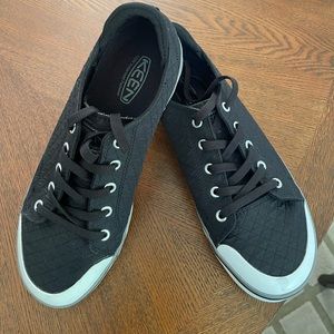 Keen black tennis shoes